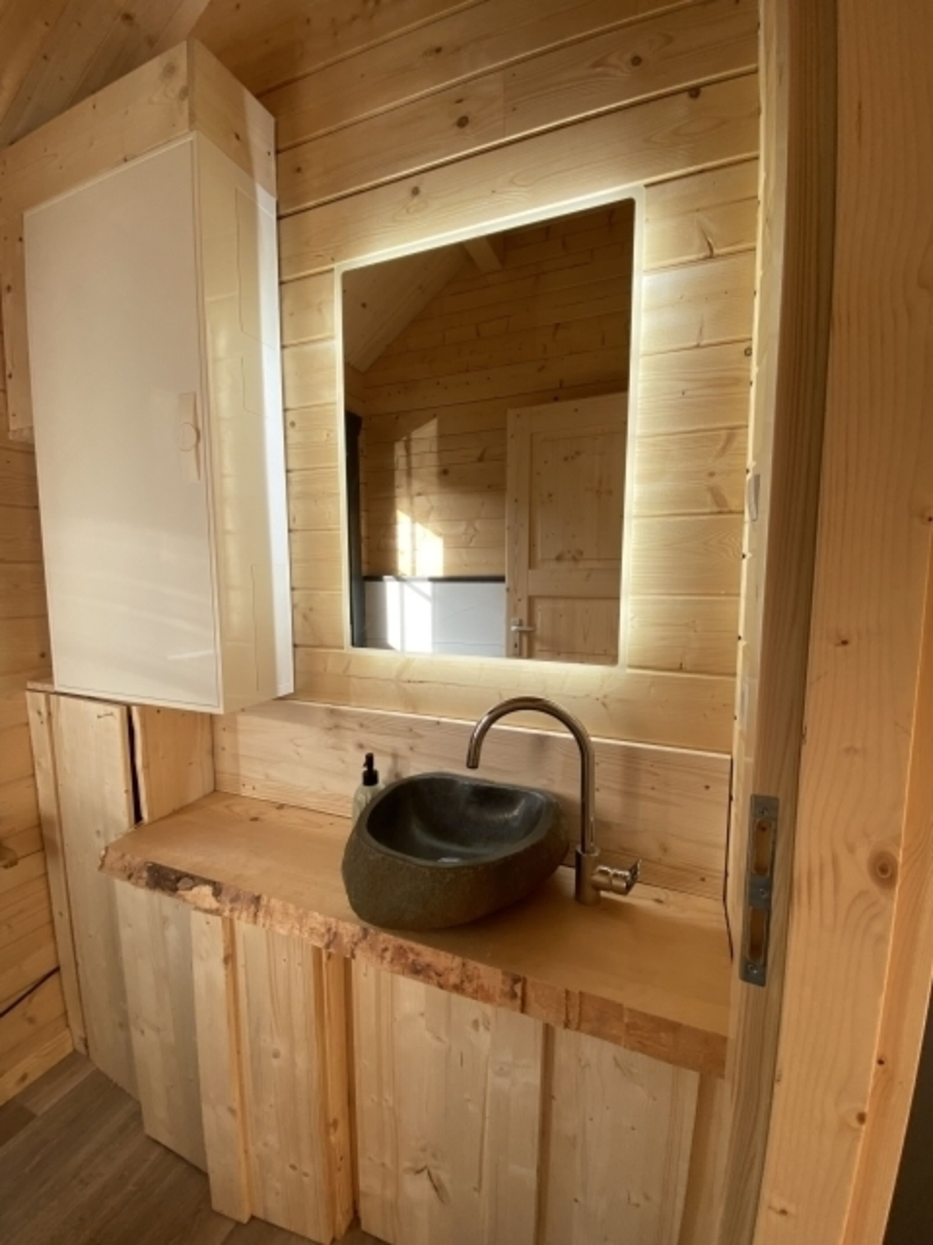 exclusives Steinwaschbecken