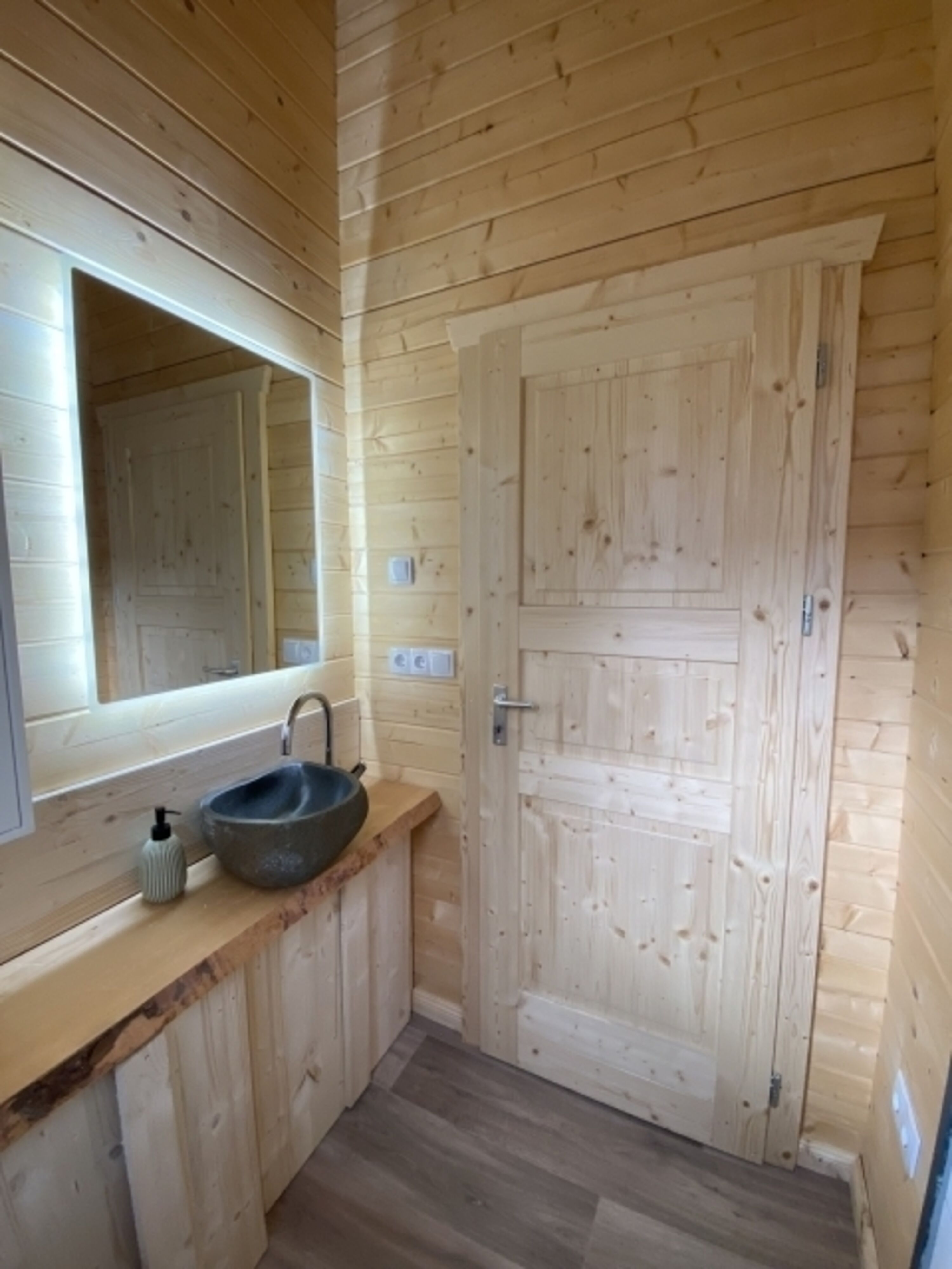  Bad mit WC, Handwaschbecken Fenster