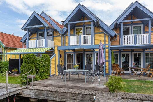 Terrasse mit Bootsliegeplatz