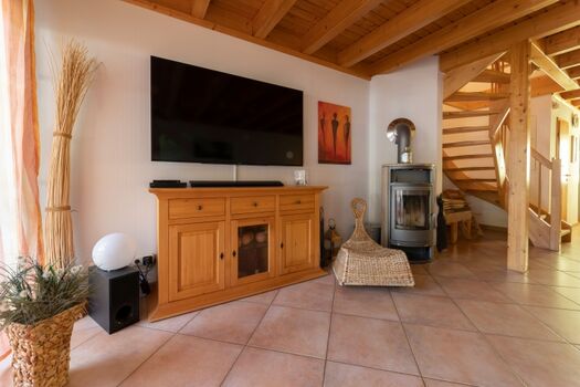 Großer Flachbild-TV und Kaminofen