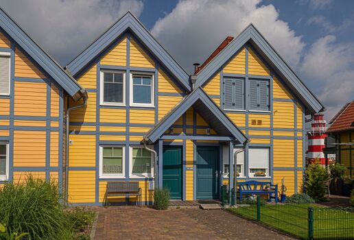 Ferienhaus von vorne mit eigenem PkW-Stellplatz