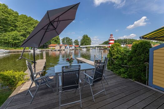 Gartenmöbel auf der Ferienhaus-Terrasse