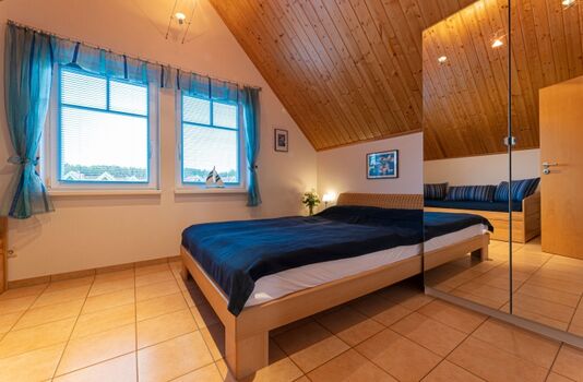 Großes Bett und Kleiderschrank