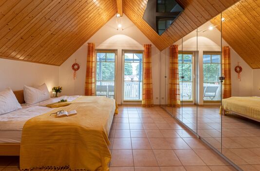 Großes Schlafzimmer mit TV an der Decke