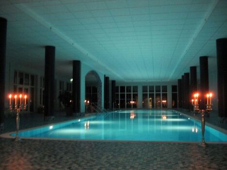 Das Schwimmbad bzw. der Pool im Wellness-Bereich des Hotels im Hafendorf Rheinsberg