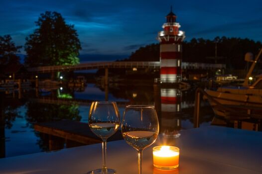 Terrasse am Abend mit Blick auf den Leuchtturm