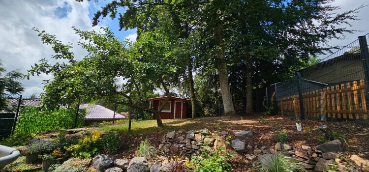 Modernes, eingezäuntes 5* Haus mit Blick ins Grüne in der  ...