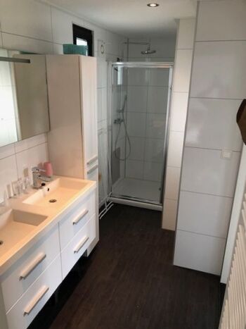 Badezimmer mit Dusche