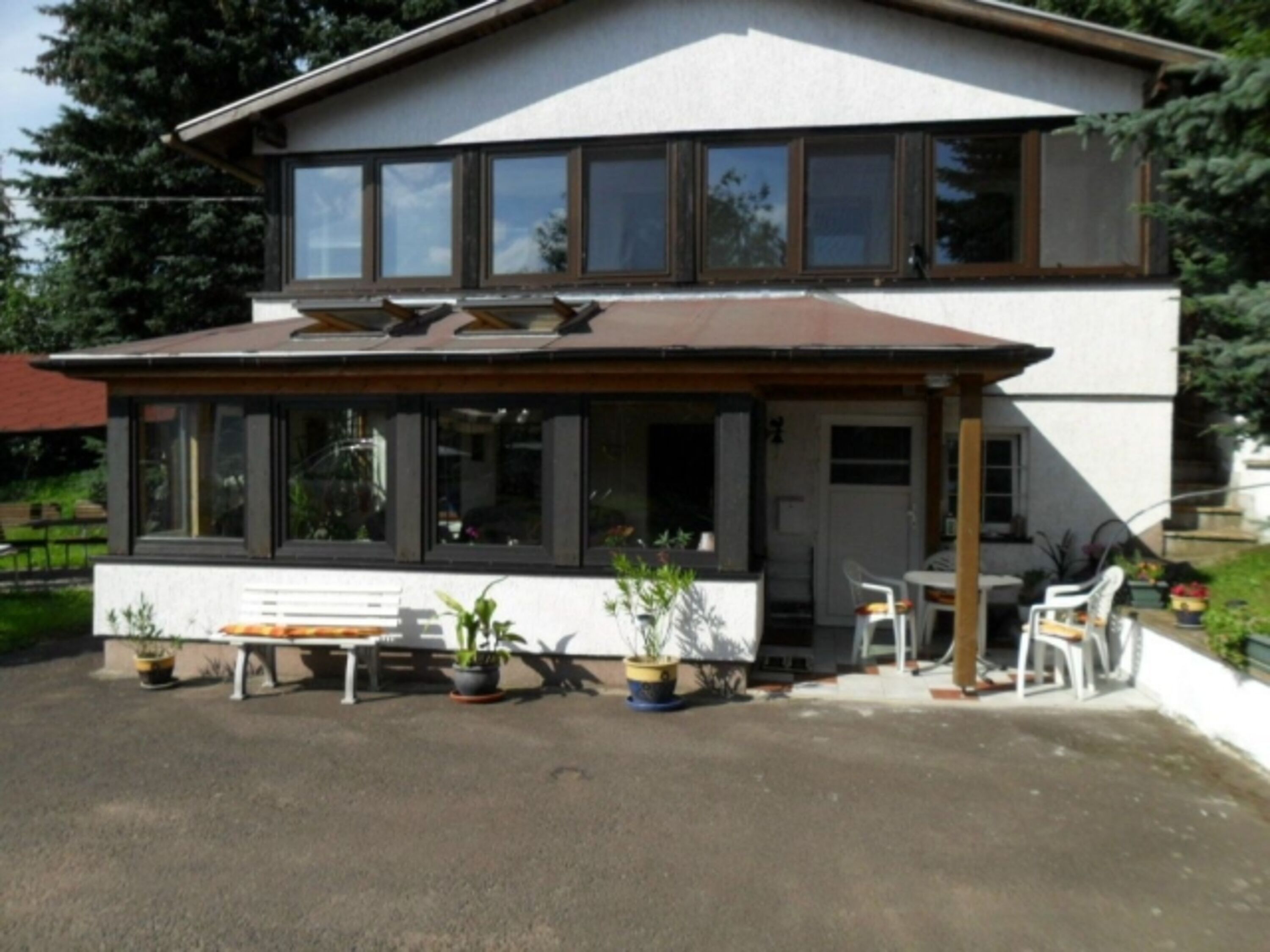 Außenansicht mit Sitzecke