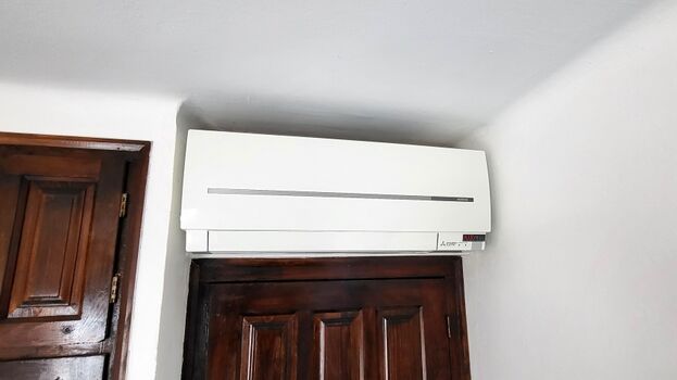 Moderne Inverter-Klimaanlagen mit Fernbedienung in allen Zimmern