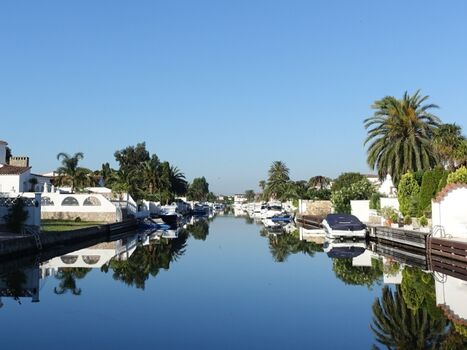 Kanal zwischen dem Ferienhaus und dem Meer