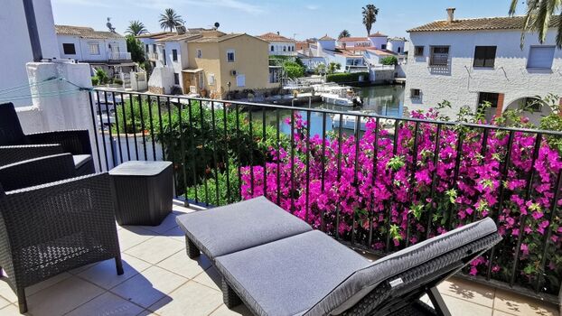 Balkon mit Möbeln und Ausblick auf den Hafen