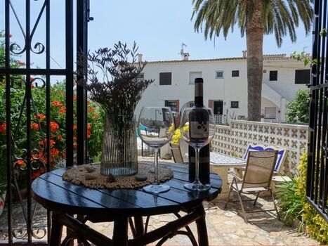 Überdachte Terrasse mit Blick zu Garten und Bootsliegeplatz