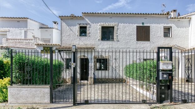 Ferienhaus von vorne mit Stellplatz