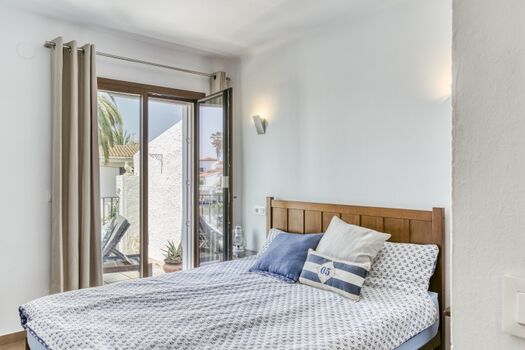 Schlafzimmer 1 mit Zugang zum Balkon