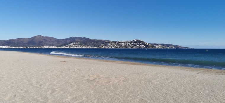 Strand zum Baden, Surfen und für Hunde (separate Abschnitte)