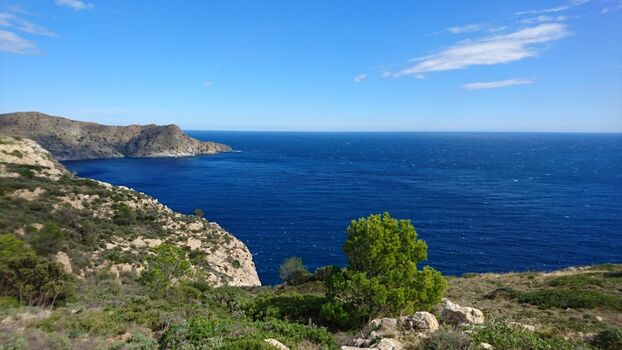 Wunderschöne Küsten-Wanderwege an unbebauten Felsbuchten