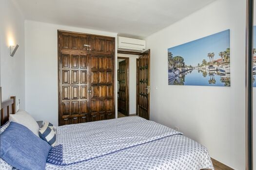 Schlafzimmer 1 vom Balkon aus