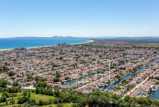 Empuriabrava mit Kanälen und Naturschutzgebiet