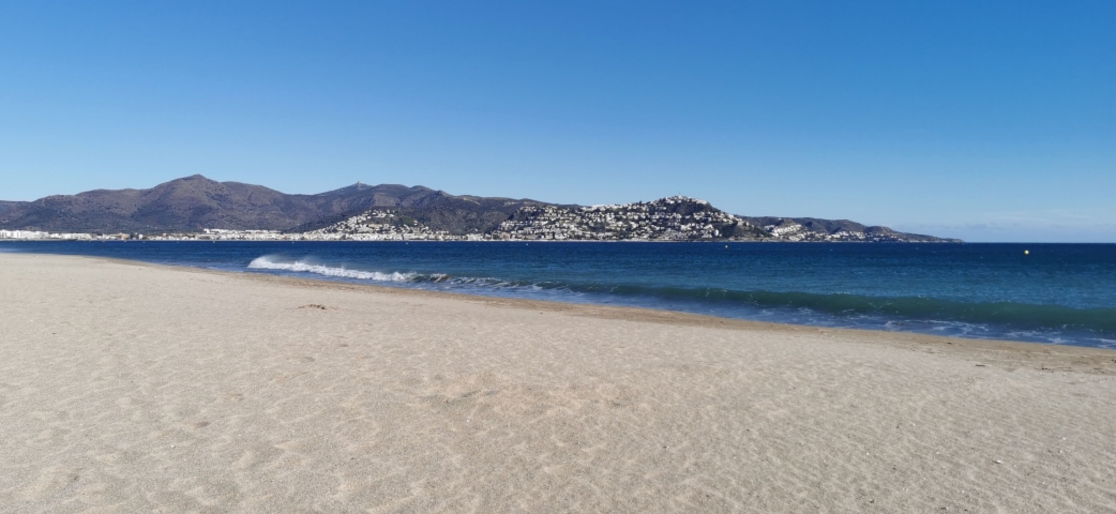 Strand zum Baden, Surfen und für Hunde (separate Abschnitte)