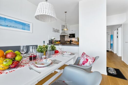 Essbereich mit Blick in Küche