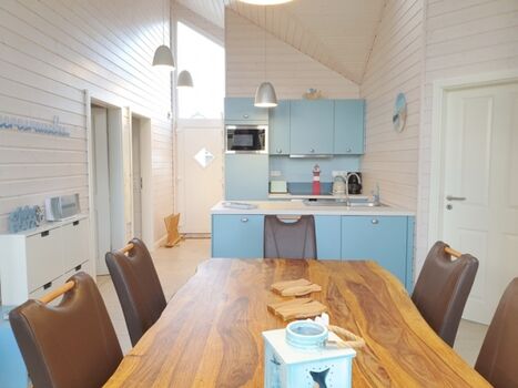 der Essbereich mit Blick zur Küche