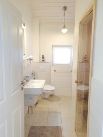 das große Duschbad mit Sauna