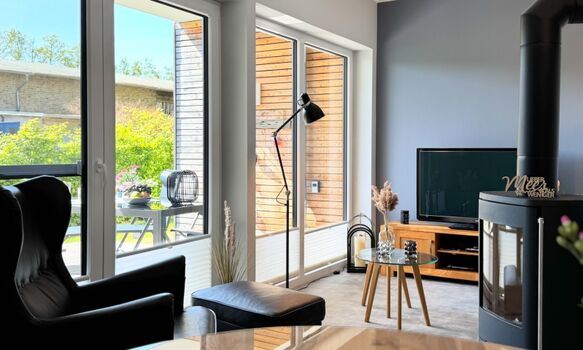 Wohnzimmer mit Zugang zur Terrasse