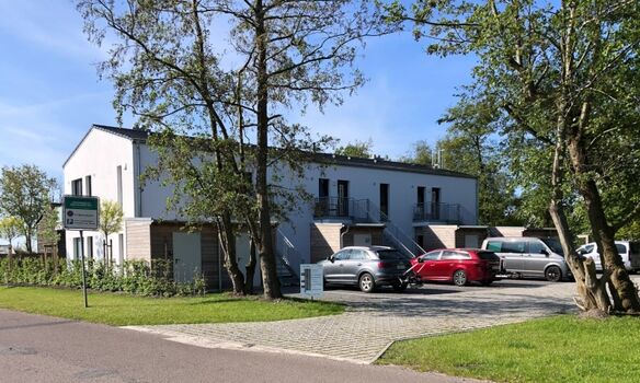 Außenansicht vorn Parkplatz