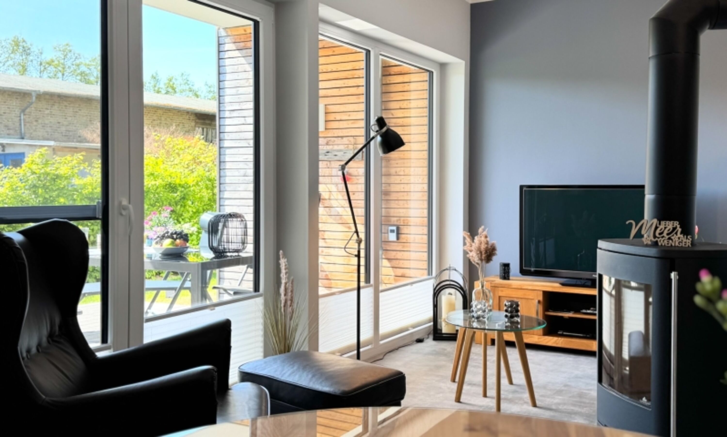 Wohnzimmer mit Zugang zur Terrasse