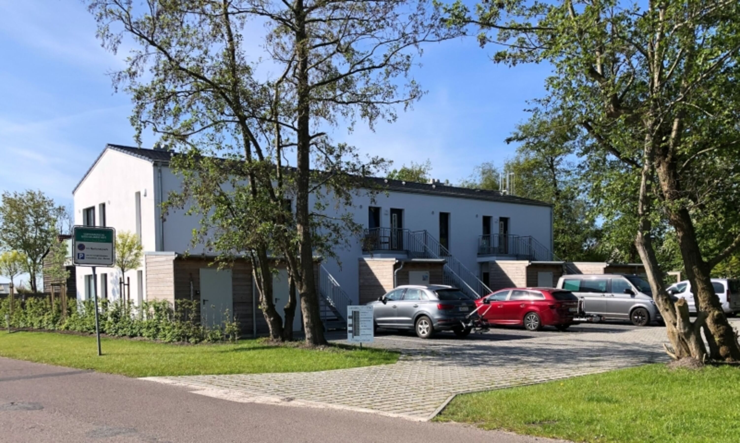 Außenansicht vorn Parkplatz
