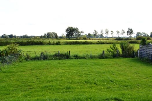 der Blick von der Terrasse in die Salzwiesen