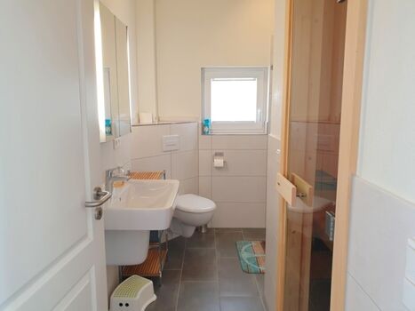 das große Duschbad mit Sauna