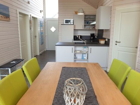 Essbereich mit Blick in die Küche