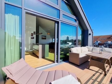 Sonnenbalkon mit Lounge und Liegestuhl