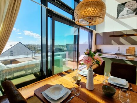 große Fensterfronten und viel Licht