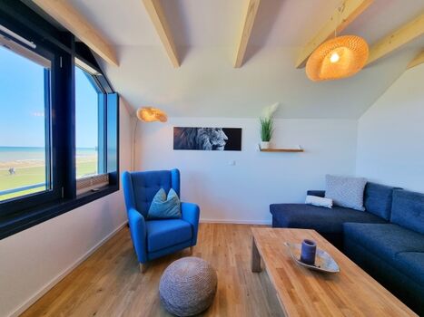 zweiter Wohnbereich mit Meerblick und Schlafcouch