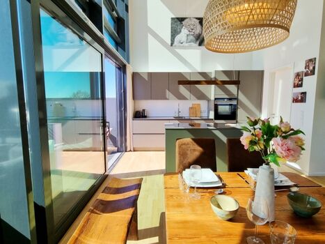 moderne Küche und Zugang zum Balkon