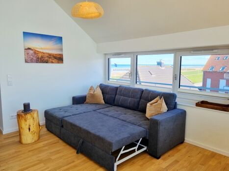 Schlafcouch im großen Wohnbereich
