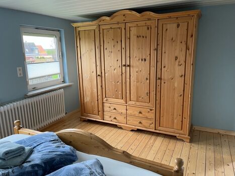 großer Schlafzimmerschrank
