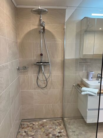 WalkIn Dusche mit Kieselsteinboden