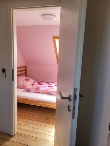 Schlafzimmer mit Bett 140x200