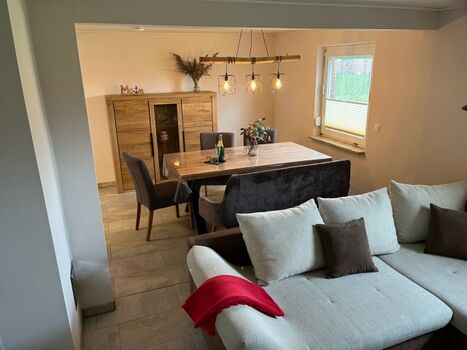 Esstisch, der sich auch wunderbar für Spiele mit der Familie nutzen lässt