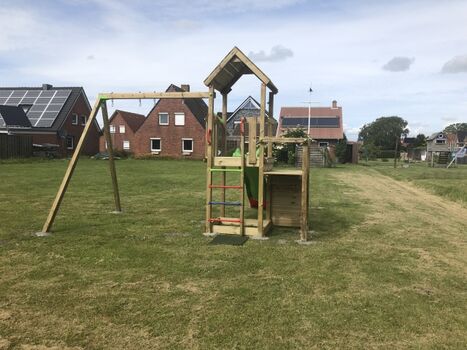 Klettergerüst mit Schaukel im Garten