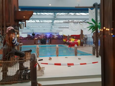 Hallenbad mit 40 meter Rutsche