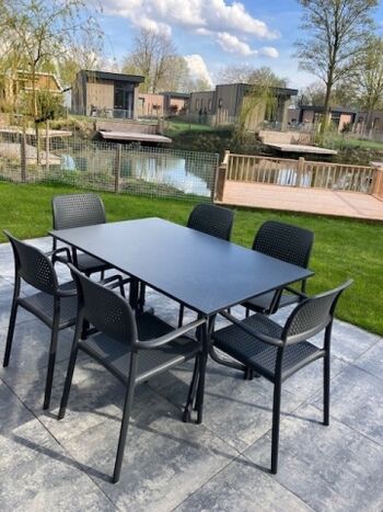 Terasse mit Blick auf die Wasserterasse und Teich