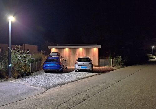 Parkplätze bei der Unterkunft beleuchtet