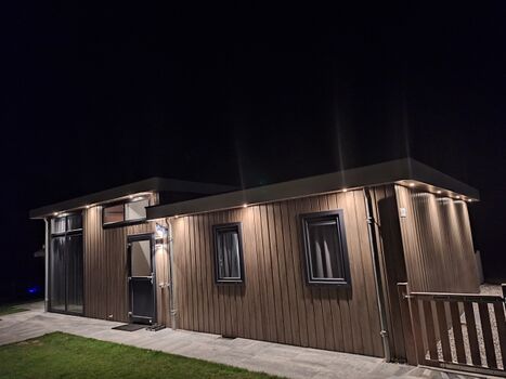 Hauseingangseite Nachts Eingangsbereich und Parkplatzbereich vollständig beleuchtet