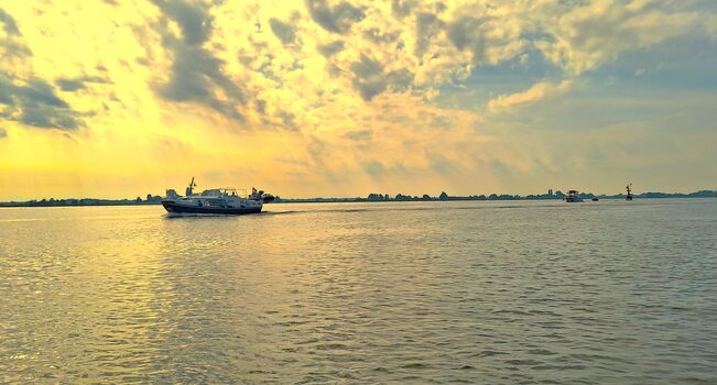 Schiffsverkehr in den Abendstunden des Veluwemeer