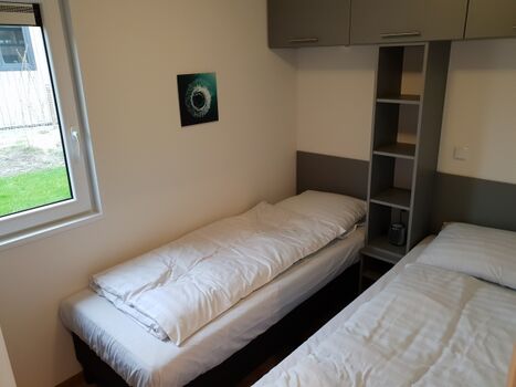 Schlafzimmer 2 ausgestattet mit zwei Boxspring Einzelbetten